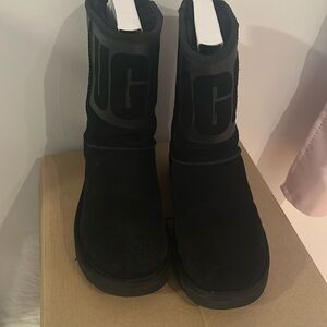 UGG logo classic short
